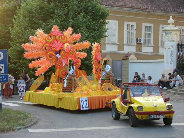 Бела Црква: Парада маште и веселих боја